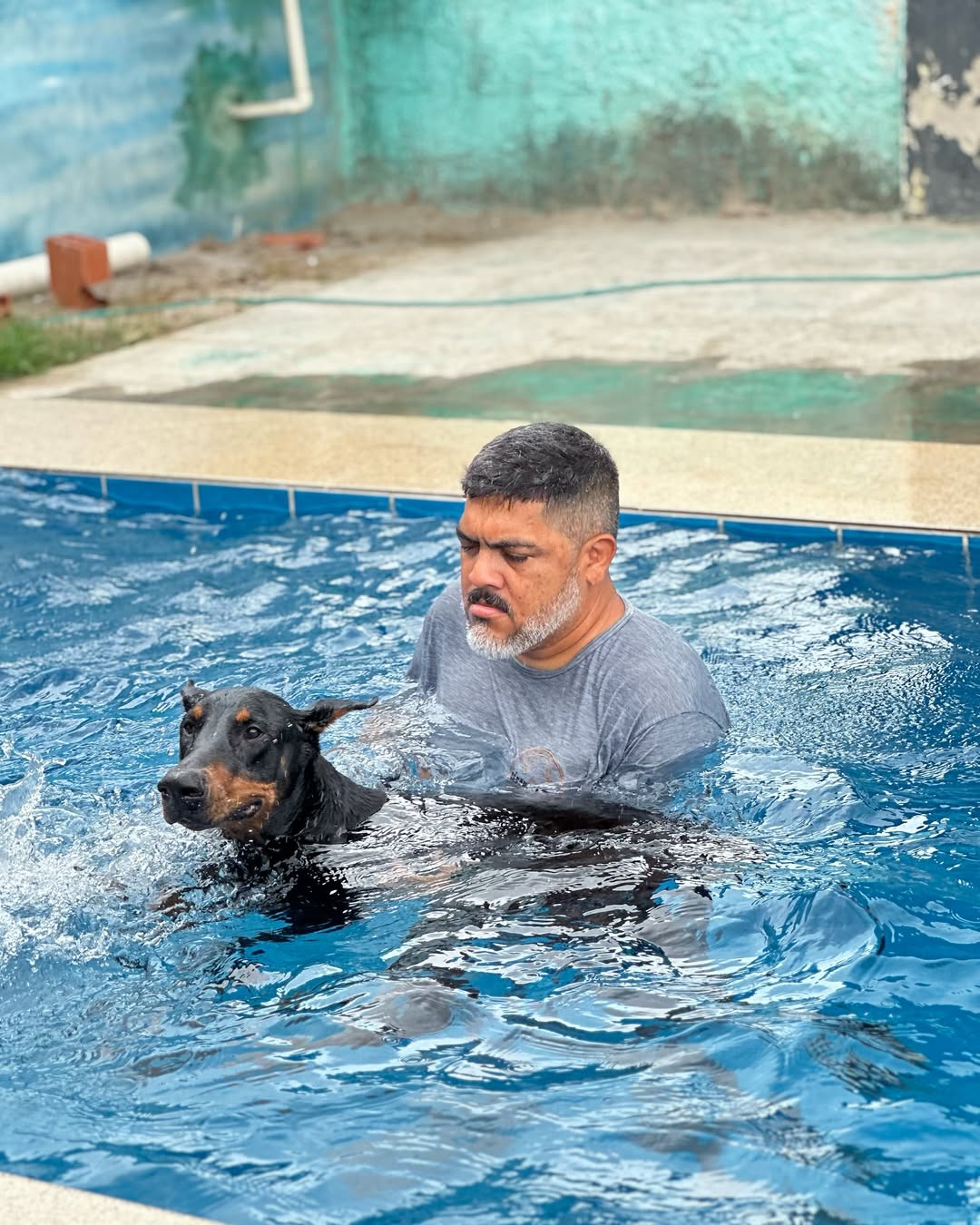 Sr. Cesar com um cachorro no Kairós Hotel Pet